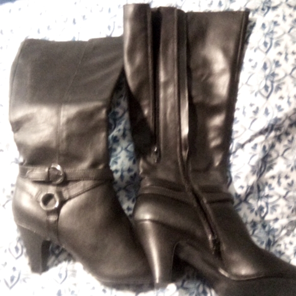 Calf high boots - Picture 2 of 3